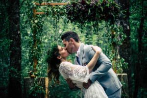 first kiss, cérémonie laïque. Aline Mercier, AM-Weddings, wedding planner Genève, Geneva, Suisse, Switzerland