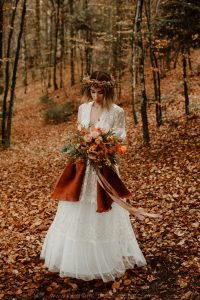 belle mariée dans les feuilles mortes