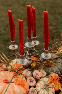 décoration de table de mariage automne, bougies et chandelier