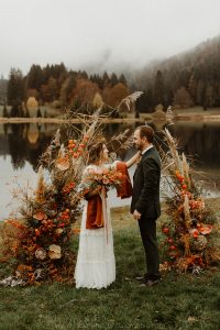 arche de mariage laïque devant le lac