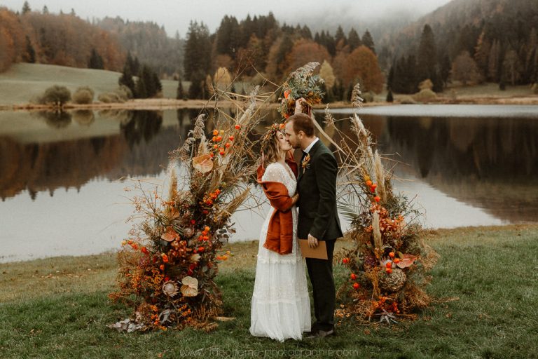 arche de mariage laïque devant le lac, décoration automnale, premier baiser. Aline Mercier, AM-Weddings, wedding planner Genève, Geneva, Suisse, Switzerland