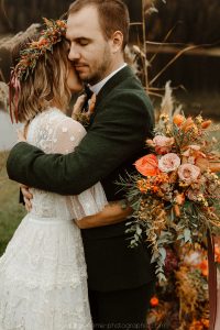 arche de mariage laïque devant le lac, décoration automnale, câlin