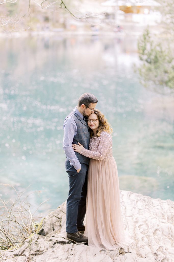 Fine art engagement session, couple by the lake. Aline Mercier, AM-Weddings, wedding planner Genève, Geneva, Suisse, Switzerland.