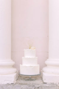 MailysFortunePhotography_AlineMercier_ChateaudeVoltaire_98w gâteau de mariage blanc